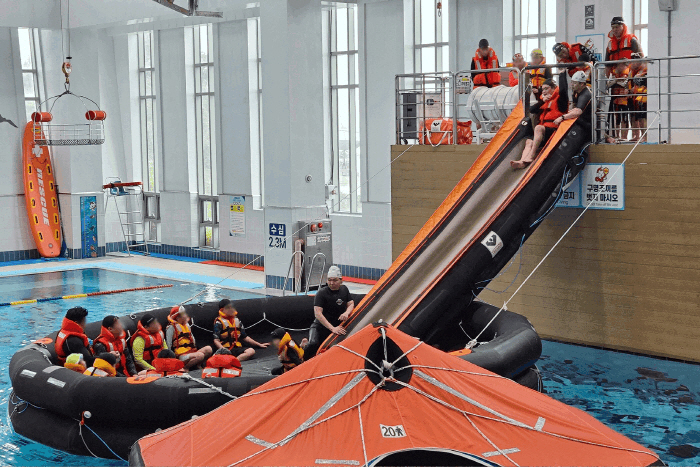 Summer Water Play Season Strolls...Kwangdong Pharmaceutical conducts underwater safety education for children in group homes