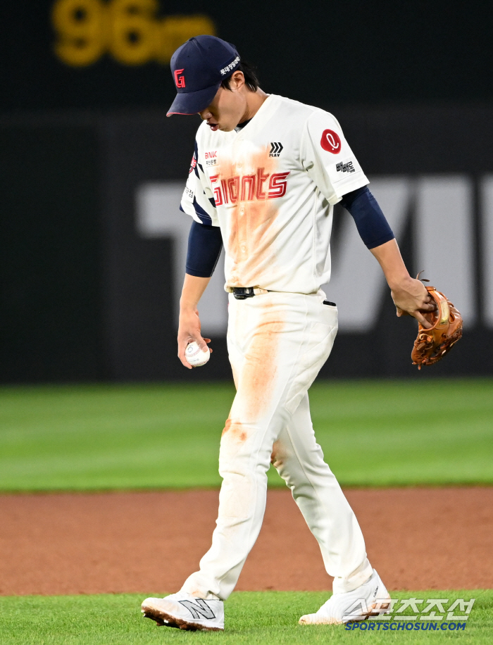 Three hits and a fire bat as if it were fate → An error in the eighth inning that almost threw the team's victory → Handling the last ground ball...Lotte's lucky ball that went between heaven and hell.