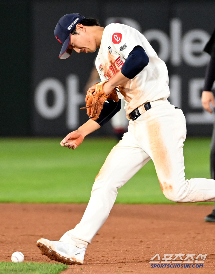 Three hits and a fire bat as if it were fate → An error in the eighth inning that almost threw the team's victory → Handling the last ground ball...Lotte's lucky ball that went between heaven and hell.