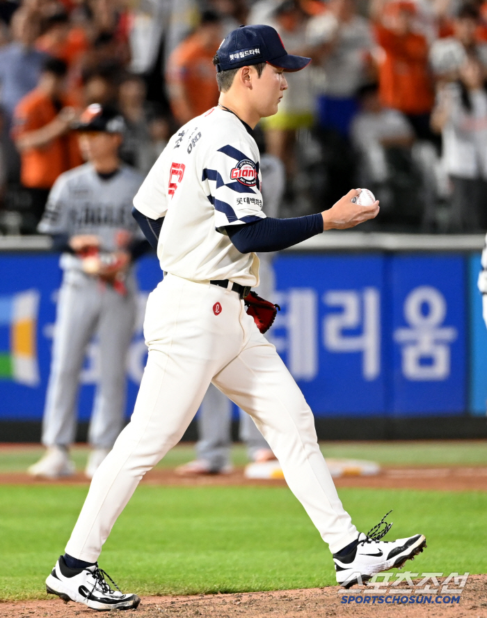 Three hits and a fire bat as if it were fate → An error in the eighth inning that almost threw the team's victory → Handling the last ground ball...Lotte's lucky ball that went between heaven and hell.