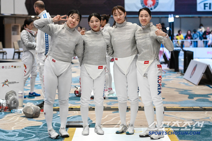 3527 → 4445 Silver Fencing Korea, a one-point upset loss by 女 Sabdo.a team sweep of four events