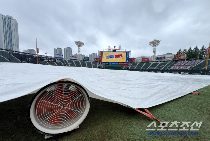 Cancellation of 1,500 reservations for a cold rain → The weather that blocked Lotte 23G's consecutive home sales record, again today? Sajik (Busan site) with a huge tarpaulin