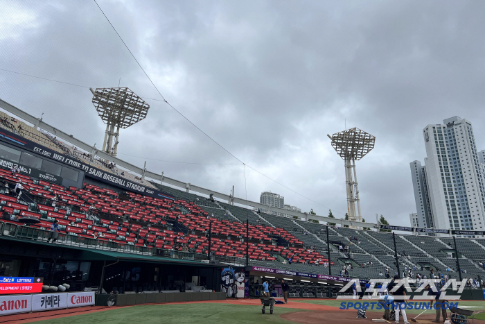 Cancellation of 1,500 reservations for a cold rain → The weather that blocked Lotte 23G's consecutive home sales record, again today? Sajik (Busan site) with a huge tarpaulin