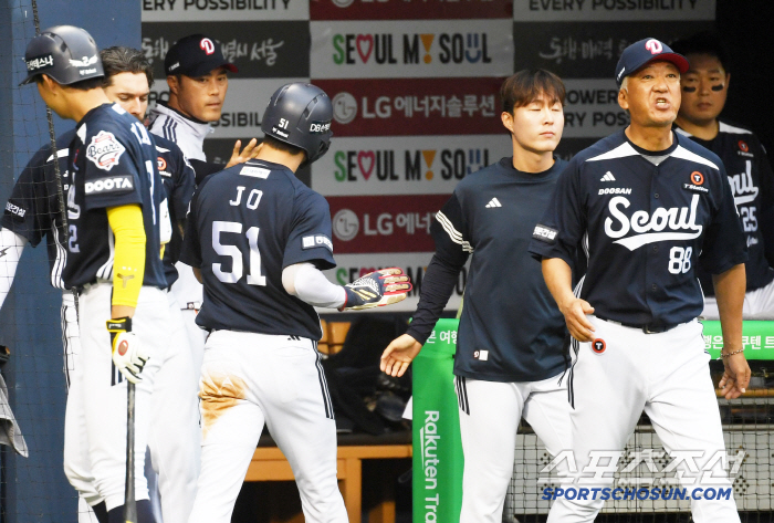Catastrophe caused by the base cover miss. LG, a painful upset loss, is now in danger of second place. Doosan's 6-5 come-from-behind victory, defending its one-roof rival's pride