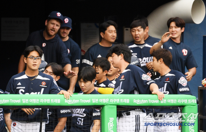 Catastrophe caused by the base cover miss. LG, a painful upset loss, is now in danger of second place. Doosan's 6-5 come-from-behind victory, defending its one-roof rival's pride