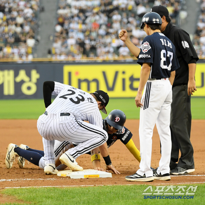 Catastrophe caused by the base cover miss. LG, a painful upset loss, is now in danger of second place. Doosan's 6-5 come-from-behind victory, defending its one-roof rival's pride