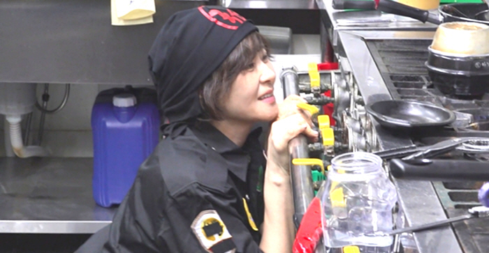 Choi Kanghee, doing dishes at a meat restaurant..Where I quit acting and worked (exhibition)