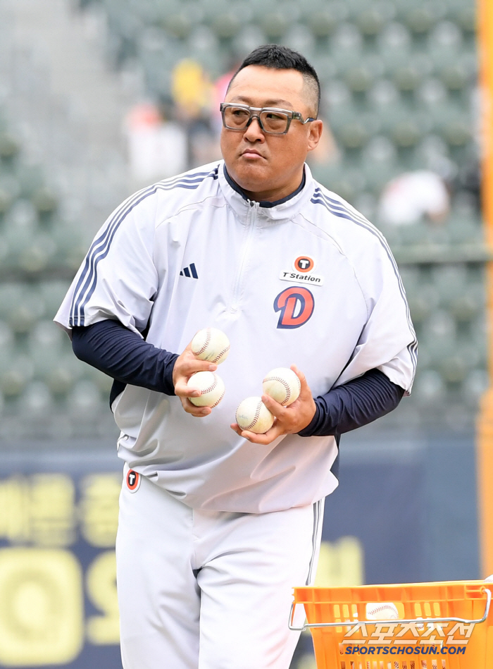 Coach Cho In-sung, possessed by L Dong-won, threw a batting ball because his arm fell out. 