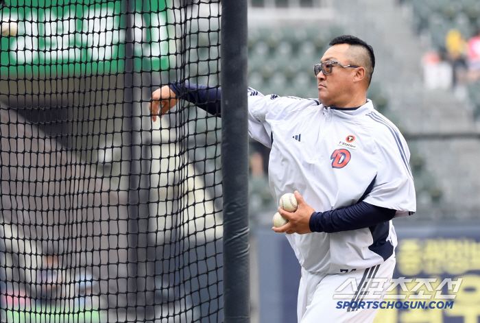 Coach Cho In-sung, possessed by L Dong-won, threw a batting ball because his arm fell out. 