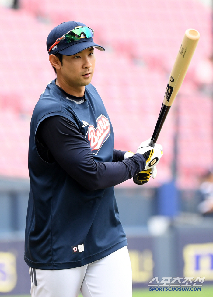 Coach Cho In-sung, possessed by L Dong-won, threw a batting ball because his arm fell out. 