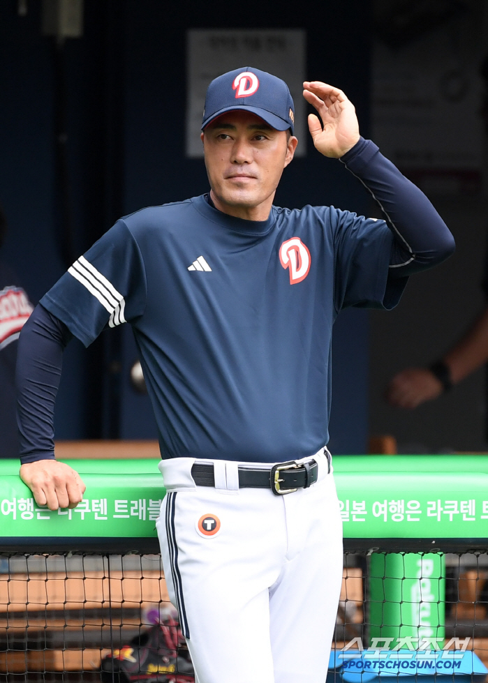 Coach Cho In-sung, possessed by L Dong-won, threw a batting ball because his arm fell out. 