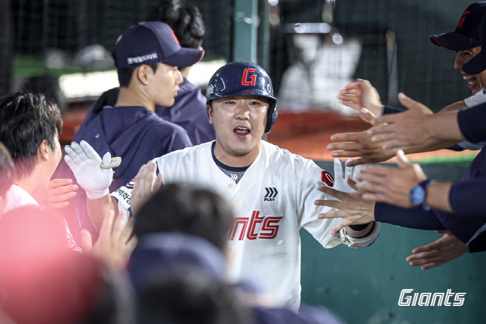He hit me hard. Instead of a high five, hit me! Director Kim Tae-hyung's intention after getting hit by the buttocks. 