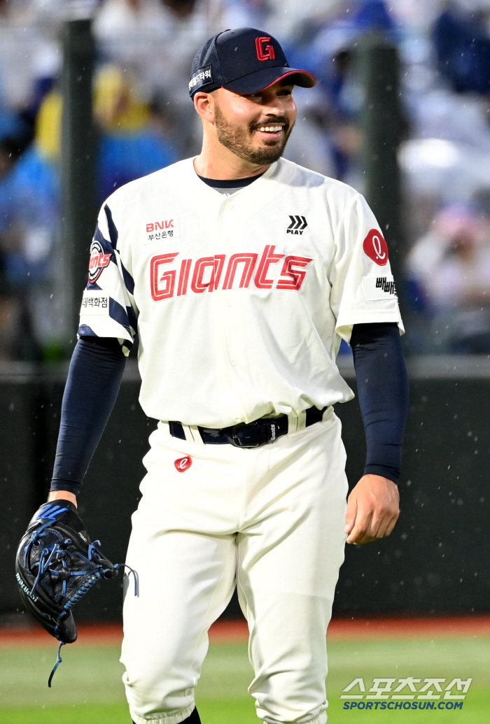 I threw in the rain all day, but I won 4 consecutive starts → ERA 2.39 Savior who appeared on the Lotte mound...The head coach's view towards A.C.E. Gamboa. 