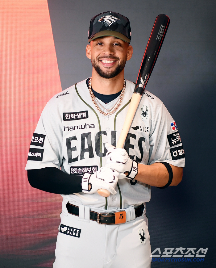 Liberato, who has been pushed back for his debut, is waiting to play in CF twice once again...But the pouring rain of Daejeon