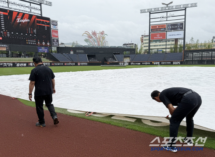Liberato, who has been pushed back for his debut, is waiting to play in CF twice once again...But the pouring rain of Daejeon
