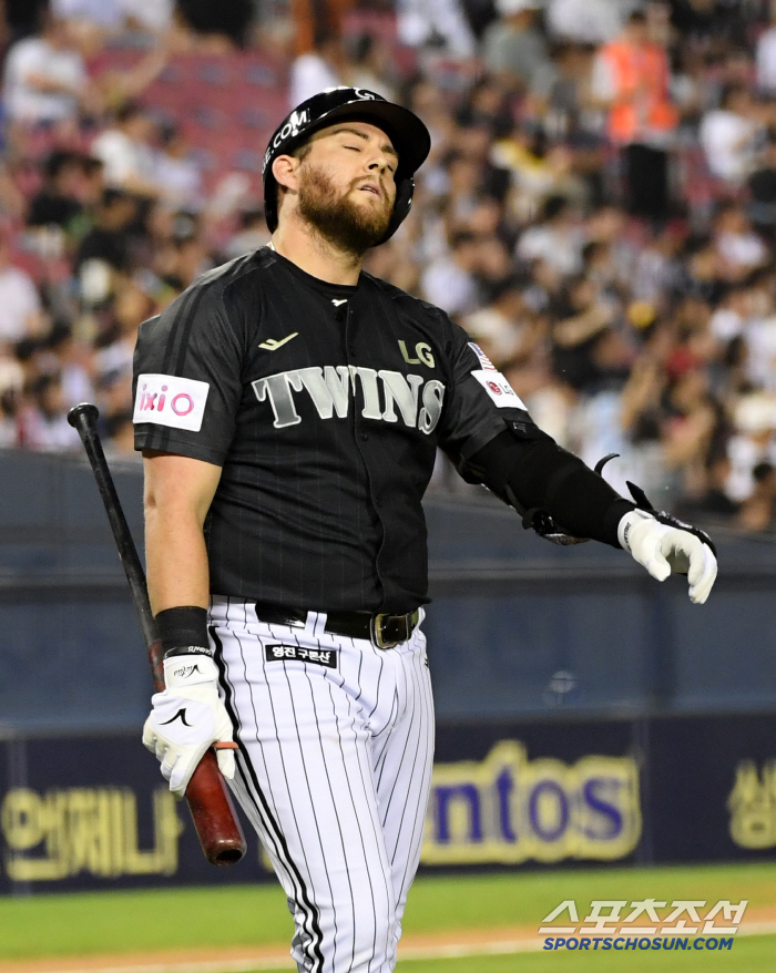 The mound has improved, but the central batting line is a serious slump, so Austin 0 in 5 games, Moon Bo-kyung and Park Dong-won 1 hit. That's why I can't catch up with Hanwha. 
