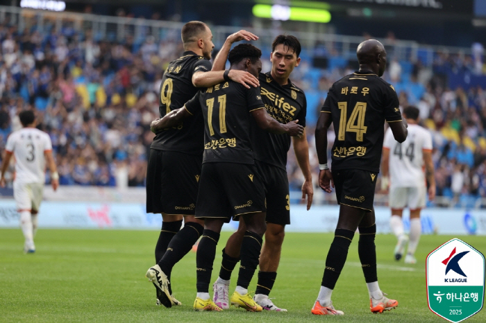 Mugosa K-League's 100th goal Incheon won 20 complete games against Hwaseong with 14 undefeated games  Cheonan, the lowest running team, and E-Land with 4ㄷ2 come-from-behind wins and 2 consecutive wins (K-League 2 roundup)