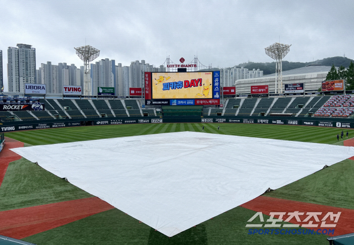 Park Se-woong's return to the first team, and it's a rainy season all day → Heavy rain that poured down an hour ago! Busan Lotte Samsung match was eventually canceled...Gyeongbuk High School's senior and junior competition is expected 