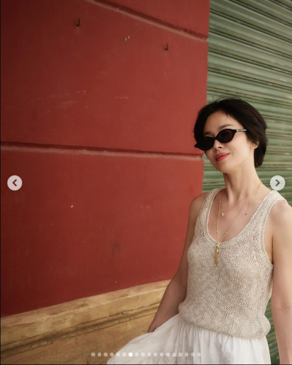 Song Hye-kyo's collarbone line revealed between knitwear...Awesome visual
