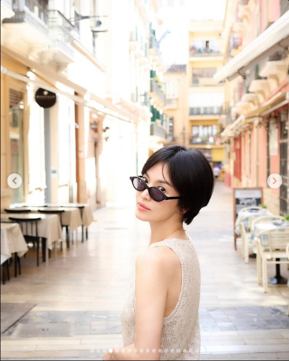 Song Hye-kyo's collarbone line revealed between knitwear...Awesome visual