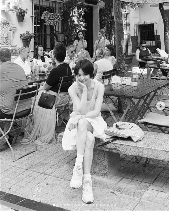 Song Hye-kyo's collarbone line revealed between knitwear...Awesome visual