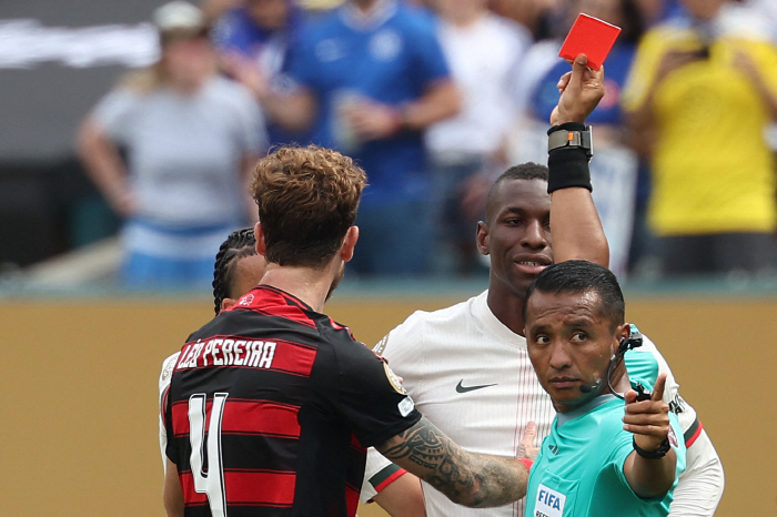 A stupid mistake, I don't know what's in my head. Legend's public criticism of Jackson left in four minutes. Chelsea lost 13 games to Flamengo