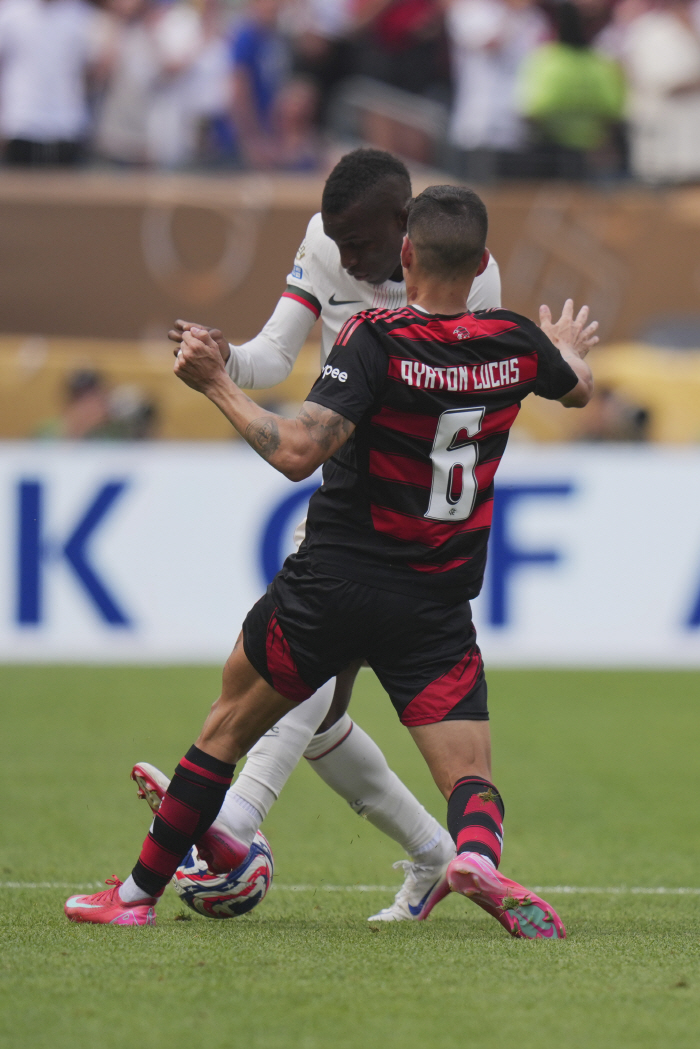 A stupid mistake, I don't know what's in my head. Legend's public criticism of Jackson left in four minutes. Chelsea lost 13 games to Flamengo