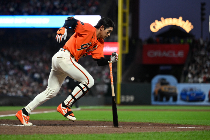 This time, I put it in No. 5, but it's silent again, batting order journeyman Lee Jung-hoo 3G consecutive hitless 0.255SF57BOS
