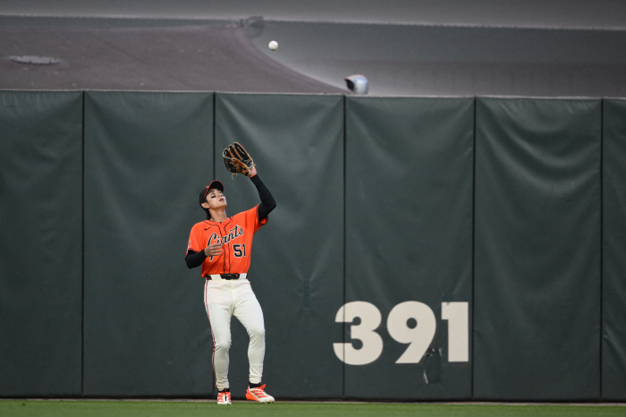 This time, I put it in No. 5, but it's silent again, batting order journeyman Lee Jung-hoo 3G consecutive hitless 0.255SF57BOS