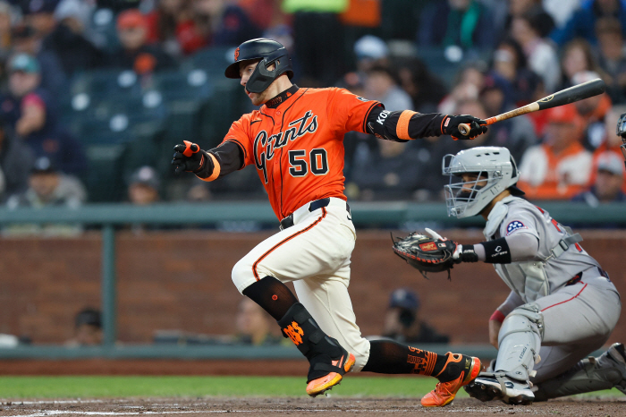 This time, I put it in No. 5, but it's silent again, batting order journeyman Lee Jung-hoo 3G consecutive hitless 0.255SF57BOS