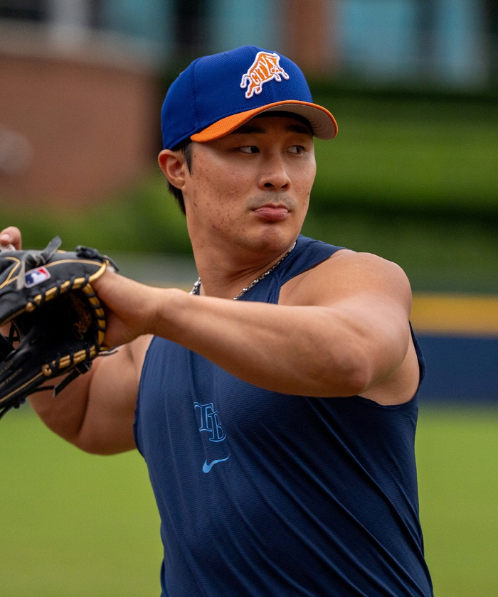 Two stolen bases in nine days with a hamstring injury. When it comes to Kim Ha Sung's defense... 