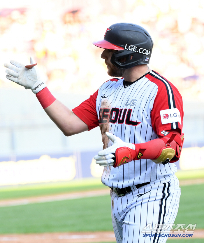 Are you coming in here? Twin Park challenged Bejung Jung-jung's shoulder → I was going to play the RBI gift to Austin unconditionally