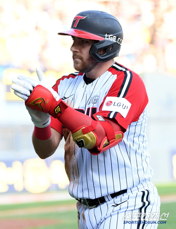 Are you coming in here? Twin Park challenged Bejung Jung-jung's shoulder → I was going to play the RBI gift to Austin unconditionally