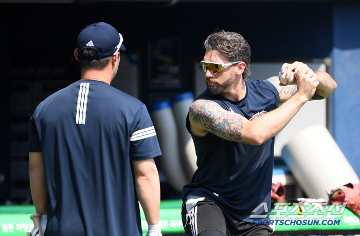 Cave 1st-day hitting coach who walked with both arms for Kim In-tae, who exploded chemistry