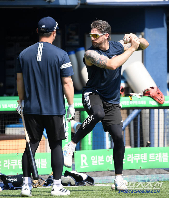 Cave 1st-day hitting coach who walked with both arms for Kim In-tae, who exploded chemistry