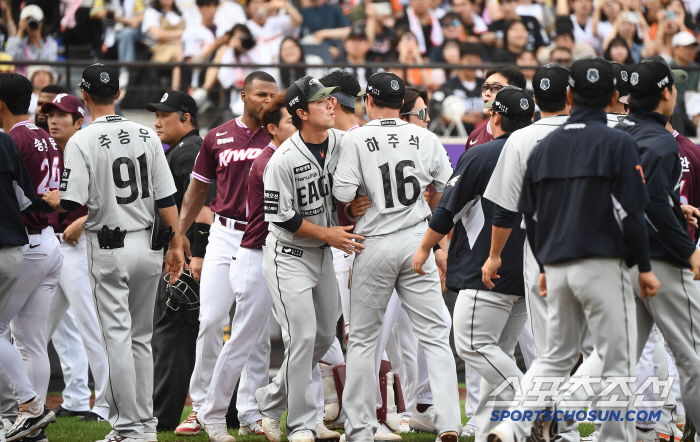 Did you complain to the referee vs. You're getting ready. Do you want me to throw it?Misunderstanding created by Peach Clock → Bench Clearing Occurred
