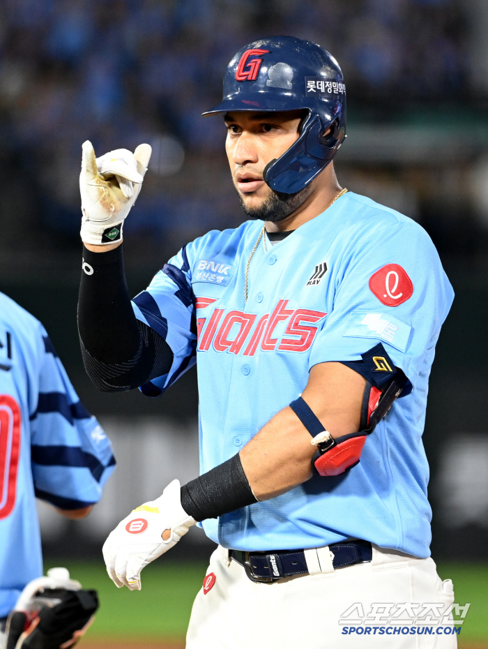 Even if Park Se-woong collapses, there is an average of 156km Hong Min-ki and Yoon Sung-bin! Lotte is rushing for four consecutive wins with a miraculous turnaround of six points in the seventh inning...Samsung has lost three games in a row