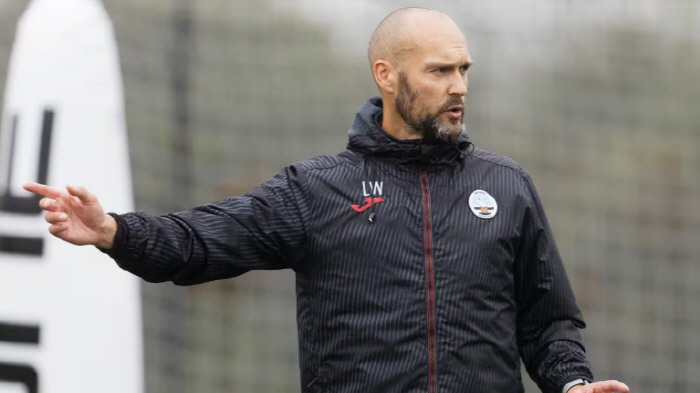 I can't believe it…Swansea's former coach turned into an airport worker after four months of dismissal, why on earth?