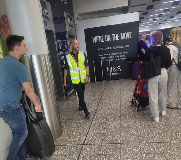 I can't believe it…Swansea's former coach turned into an airport worker after four months of dismissal, why on earth?