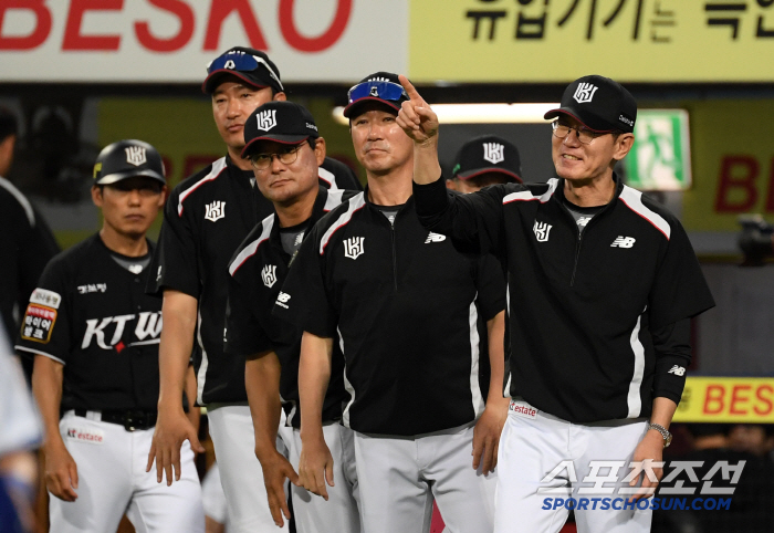 The joys and sorrows of 78th place were mixed in the bottom of the eighth inning of the professional shock, with three pushbacks