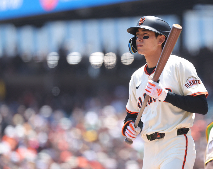Jung-hoo, sit down for a while. A terrible slump, Lee Jung-hoo, and eventually another SF selection exclusion  full-time break. I wish I had one missed hit