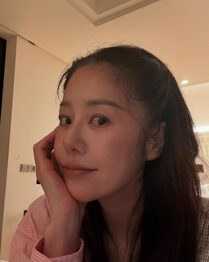 Ko Hyun-jung's beauty while shining more than the luxury modern interior revealed in the selfie
