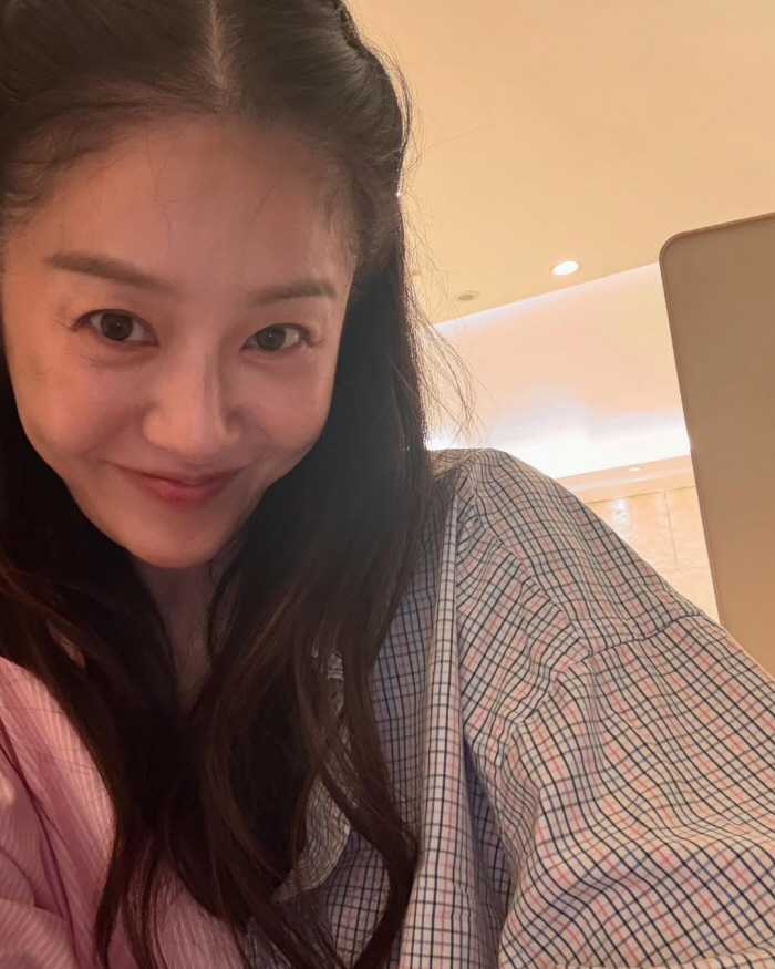 Ko Hyun-jung's beauty while shining more than the luxury modern interior revealed in the selfie