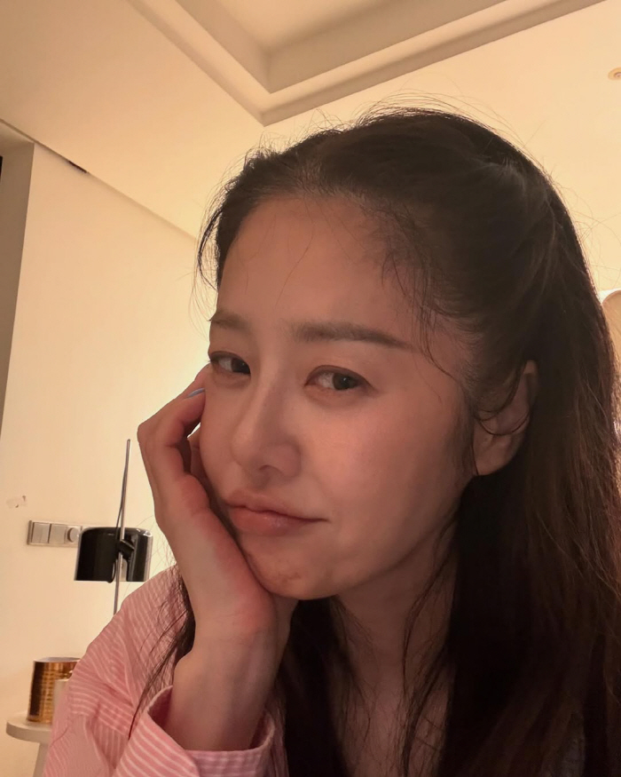 Ko Hyun-jung's beauty while shining more than the luxury modern interior revealed in the selfie