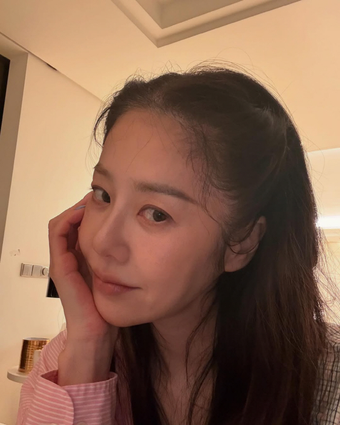 Ko Hyun-jung's beauty while shining more than the luxury modern interior revealed in the selfie