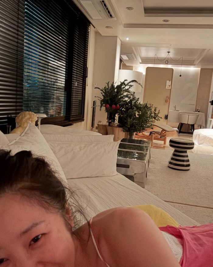 Ko Hyun-jung's beauty while shining more than the luxury modern interior revealed in the selfie