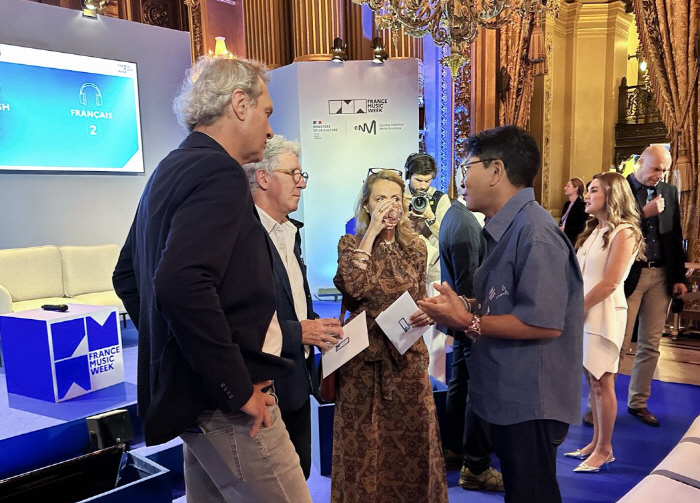 Lee Soo-man meets with President Macron...I'm familiar with the introduction of K-pop artists 