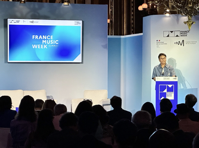 Lee Soo-man meets with President Macron...I'm familiar with the introduction of K-pop artists 