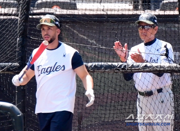 Liberato's first batting showcase, how would I watch it if I were a director? 