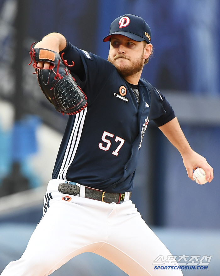 A million dollar pitcher who is serious only during a losing and losing game → You were excited today? It's good in the bullpen